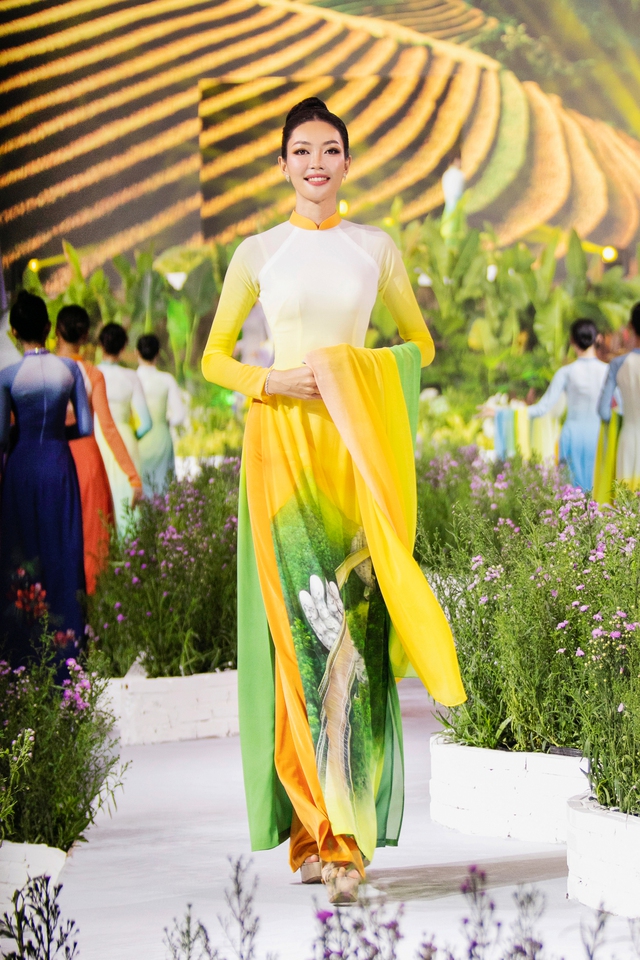 Nghệ nhân Việt đưa danh thắng lên tà áo dài lụa nhuộm ombre - Ảnh 12.