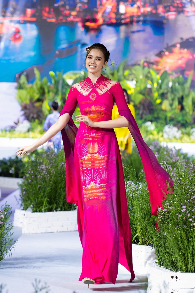 Á hậu Miss Charm trở lại Việt Nam diễn áo dài của NTK Đỗ Trịnh Hoài Nam - Ảnh 1.
