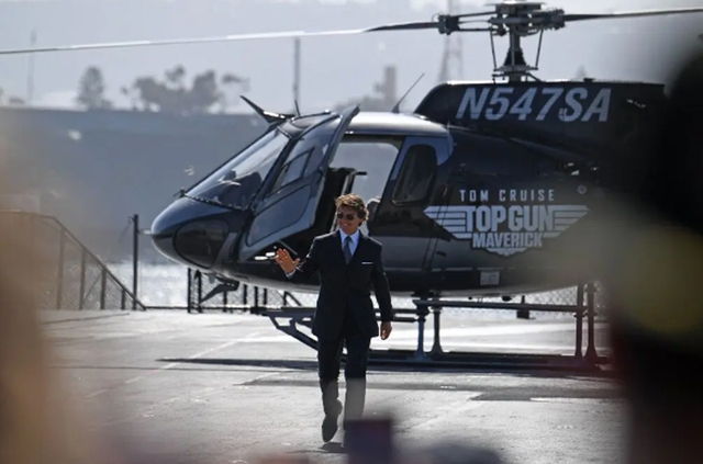 Tom Cruise đang quay 'Mission: Impossible 8' trên hàng không mẫu hạm ngoài khơi bờ biển Ý - Ảnh 2.