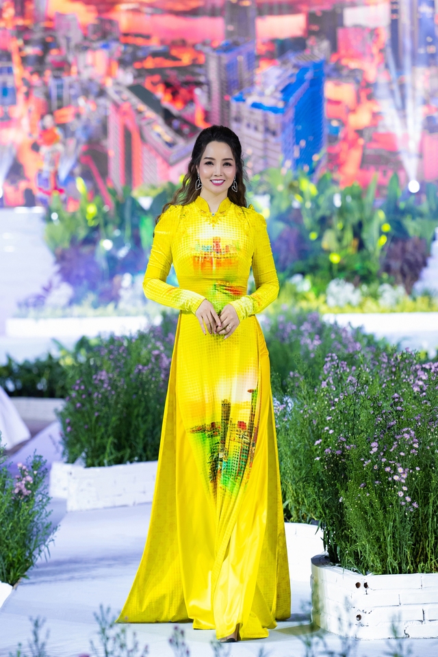 Á hậu Miss Charm trở lại Việt Nam diễn áo dài của NTK Đỗ Trịnh Hoài Nam - Ảnh 2.