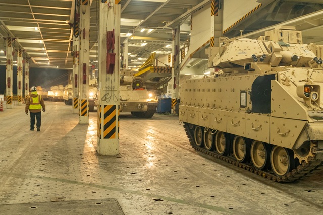 Xe thiết giáp Bradley được Mỹ chuyển cho Ukraine hồi tháng 1
