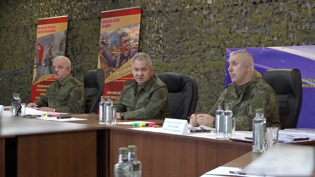 Bộ trưởng Quốc phòng Nga bất ngờ đến thăm các binh sĩ ở Donetsk - Ảnh 1.