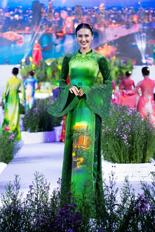 Á hậu Miss Charm trở lại Việt Nam diễn áo dài của NTK Đỗ Trịnh Hoài Nam - Ảnh 4.