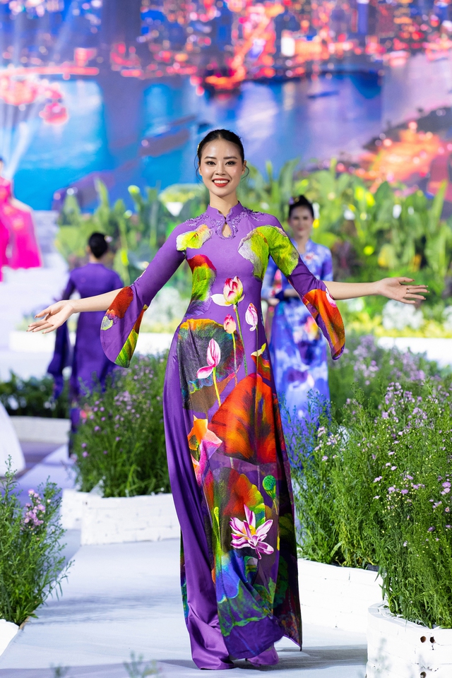 Á hậu Miss Charm trở lại Việt Nam diễn áo dài của NTK Đỗ Trịnh Hoài Nam - Ảnh 6.