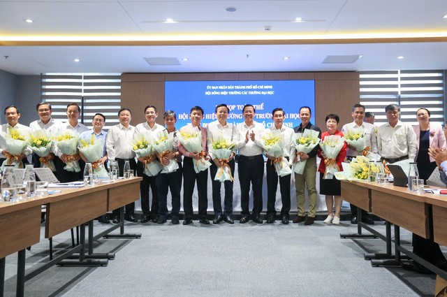 Chủ tịch UBND TP.HCM Phan Văn Mãi: 'ĐH phát triển cùng sự phát triển của thành phố' - Ảnh 6.