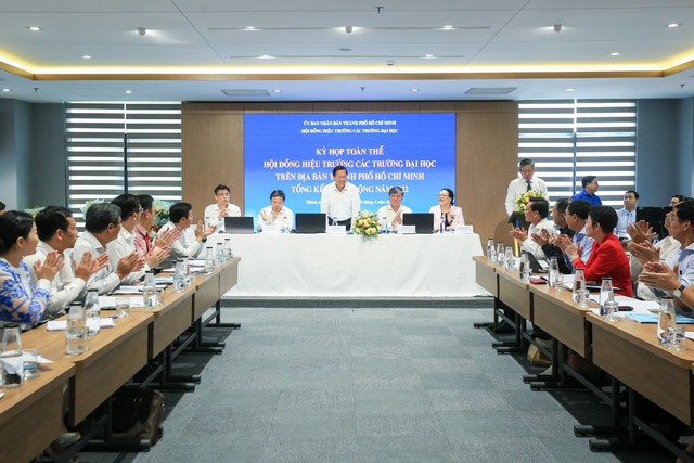 Chủ tịch UBND TP.HCM Phan Văn Mãi: 'ĐH phát triển cùng sự phát triển của thành phố' - Ảnh 1.