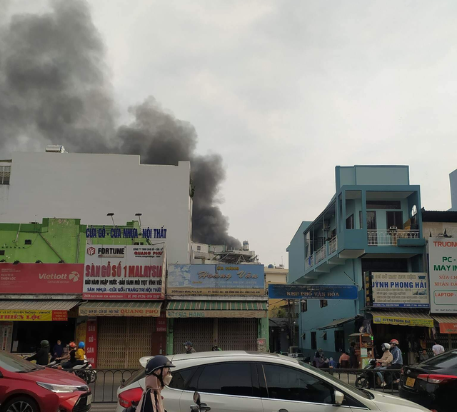 TP.HCM: Cháy nhà dân ở Q.Bình Thạnh, nhiều người ôm đồ tháo chạy - Ảnh 2.