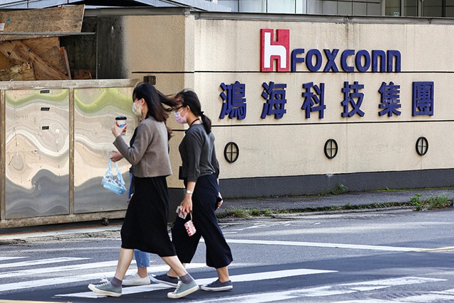 Foxconn ráo riết tuyển dụng công nhân sản xuất iPhone 15 - Ảnh 1.