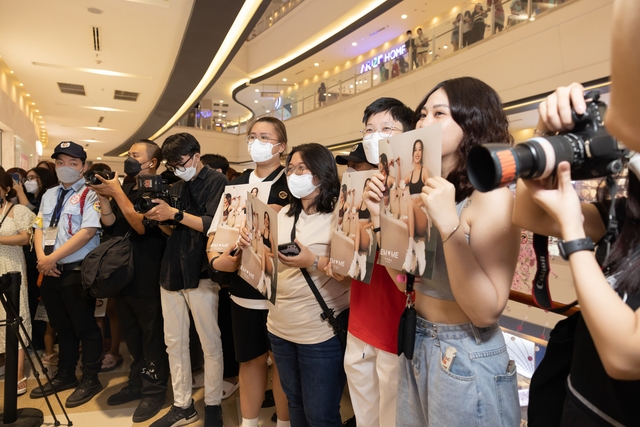 Chi Pu gây 'náo loạn' trung tâm thương mại khi tổ chức giao lưu, ký tặng fan - Ảnh 2.