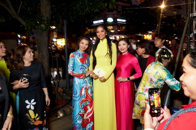 Hoa hậu H'Hen Niê tiết lộ lý do mặc lại áo dài cũ - Ảnh 5.