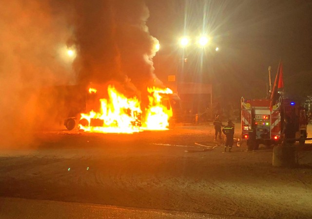 Đồng Nai: 3 xe tải bốc cháy dữ dội trong đêm, 1 người bị cháy biến dạng - Ảnh 1.