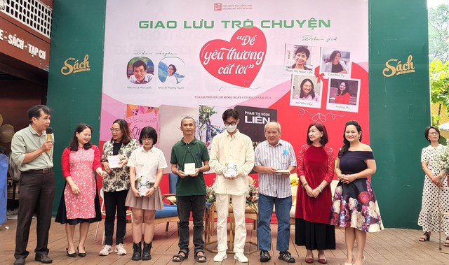 'Để yêu thương cất lời', nhà thơ Lê Minh Quốc đọ với &quot;một nửa thế giới' - Ảnh 7.