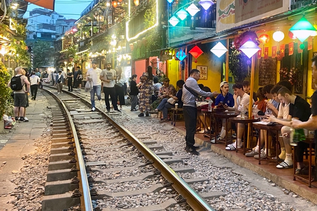 Xếp hàng, đợi đến lượt 'vượt chốt' để vào phố cà phê đường tàu - Ảnh 3.