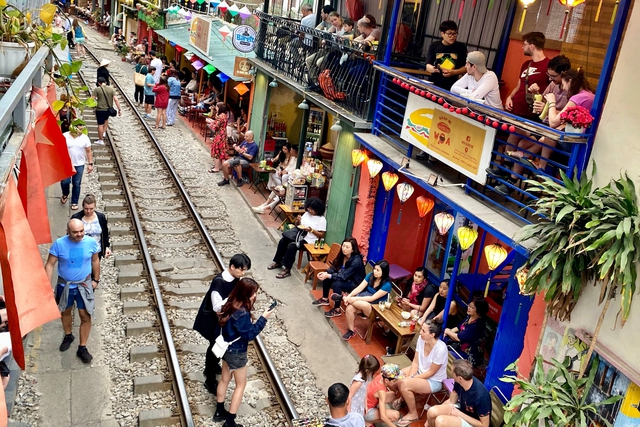 Xếp hàng, đợi đến lượt 'vượt chốt' để vào phố cà phê đường tàu - Ảnh 2.