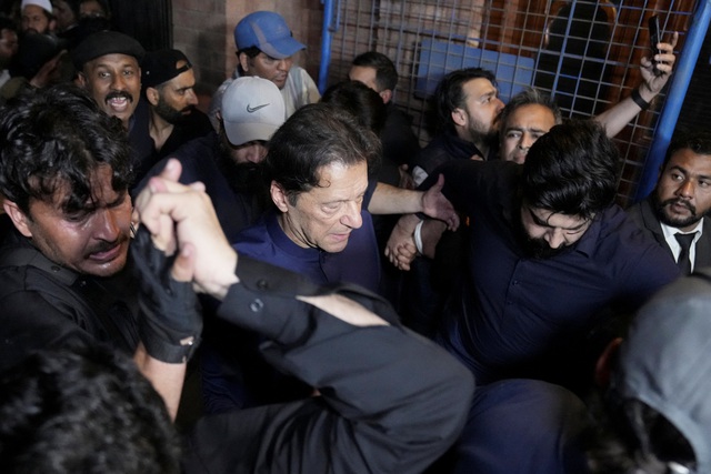 Vì sao cảnh sát Pakistan tìm cách bắt giữ cựu Thủ tướng Imran Khan? - Ảnh 1.