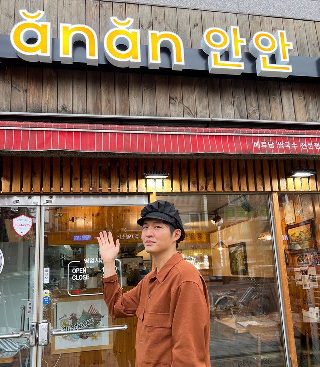 Mê món Việt, YouTuber nổi tiếng mở quán phở, bún thịt nướng ở Seoul - Ảnh 2.