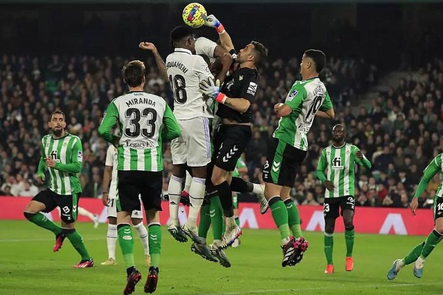 Để Real Betis cầm chân, Real Madrid thua xa Barcelona đến 9 điểm - Ảnh 1.