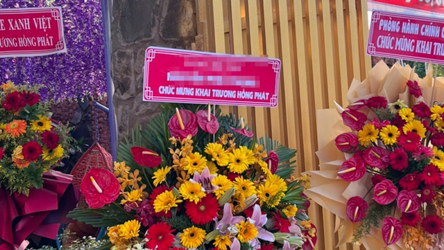 Chủ quán cà phê tự đặt hoa mang danh lãnh đạo Đảng, Nhà nước mừng khai trương - Ảnh 1.