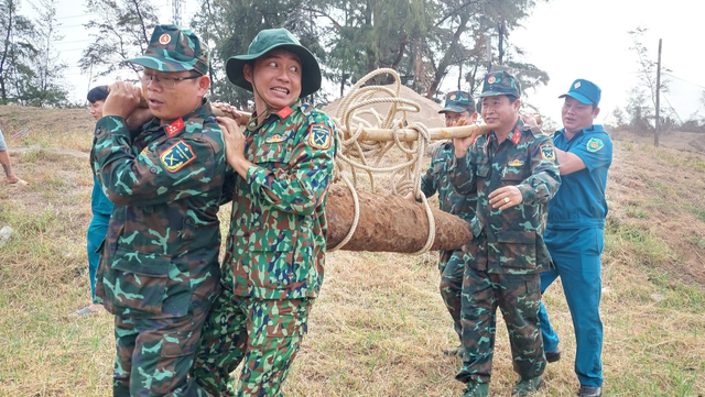 Trà Vinh: Người dân đào đất hốt hoảng phát hiện quả bom 'khủng' còn nguyên ngòi nổ - Ảnh 2.