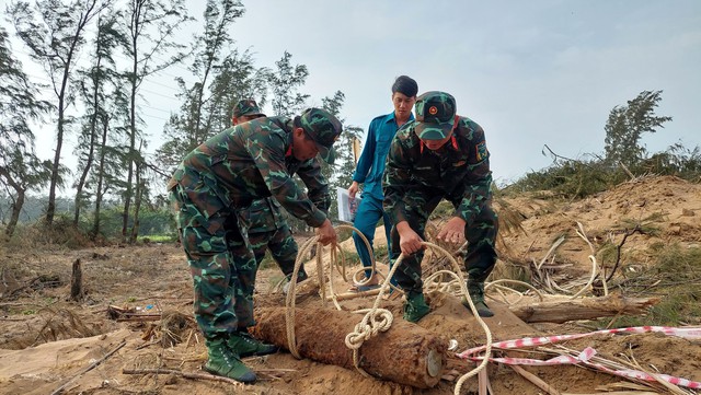 Trà Vinh: Người dân đào đất hốt hoảng phát hiện quả bom 'khủng' còn nguyên ngòi nổ - Ảnh 1.