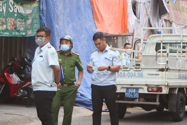 Lực lượng chức năng giải tán đám đông ở đám tang NSƯT Vũ Linh - Ảnh 3.