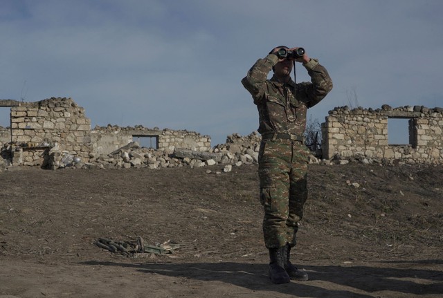 Lính Azerbaijan đấu súng với phía Armenia ở Nagorno-Karabakh - Ảnh 1.