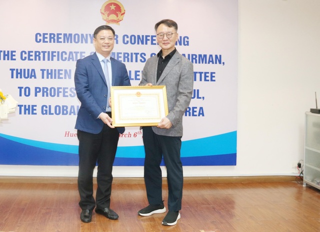 Thừa Thiên- Huế: Khen thưởng GS Hàn Quốc mang lại nụ cười cho trẻ em - Ảnh 1.