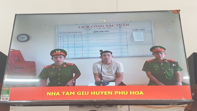 Hình ảnh bị cáo Trần Văn Viên tại điểm cầu thành phần Trại tạm giam Công an tỉnh Phú Yên được truyền về TAND tỉnh  Phú Yên
