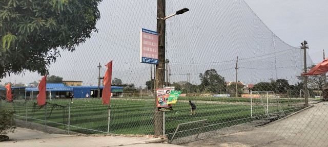  Nam Định: Hai sân bóng đá &quot;mọc&quot; trên hành lang đê Ninh Cơ - Ảnh 1.