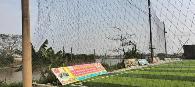  Nam Định: Hai sân bóng đá &quot;mọc&quot; trên hành lang đê Ninh Cơ - Ảnh 2.