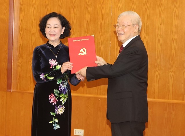 TổngBí thư trao quyết định phân công bà Trương Thị Mai làm Thường trực Ban Bí thư - Ảnh 1.