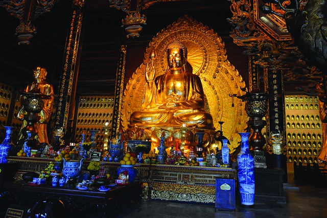 Tượng Phật bằng đồng dát vàng lớn nhất châu Á trong điện Pháp Chủ