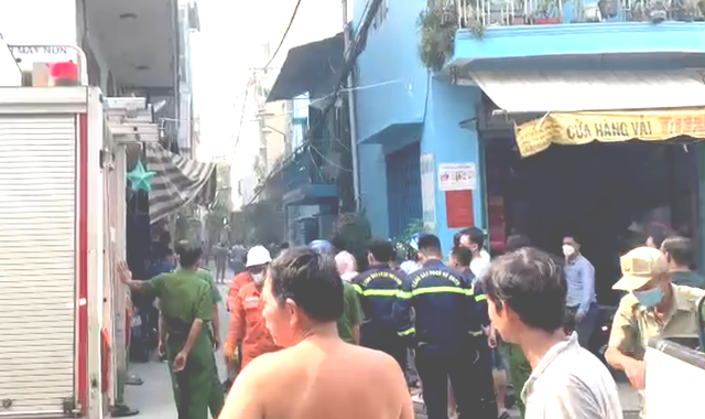 Cháy nhà dân tại Q.Tân Phú nghi do chập điện - Ảnh 1.
