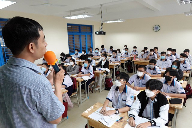 Xôn xao về đề thi học sinh giỏi môn ngữ văn tại TP.HCM - Ảnh 4.