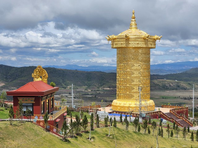 Lâm Đồng: Bảo tháp kinh luân dát vàng 24k được xác lập kỷ lục thế giới  - Ảnh 1.