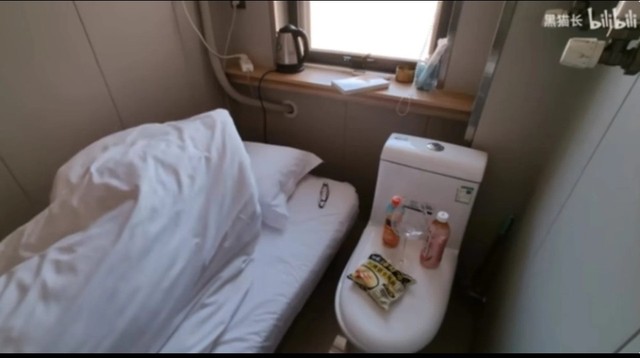 Phòng khách sạn siêu nhỏ gây tranh cãi khi giường ngủ sát nhà vệ sinh  - Ảnh 2.