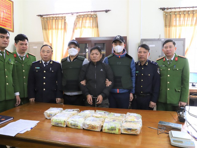 Hà Tĩnh: Bắt nghi phạm thuê xe taxi vận chuyển 11 kg ma túy đá - Ảnh 1.