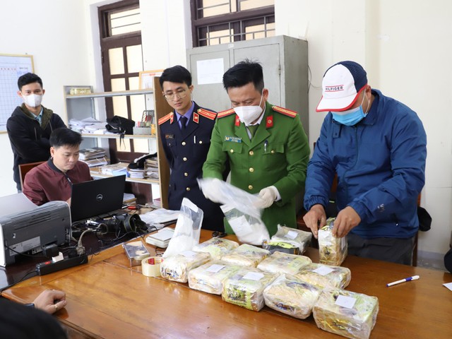 Hà Tĩnh: Bắt nghi phạm thuê xe taxi vận chuyển 11 kg ma túy đá - Ảnh 2.