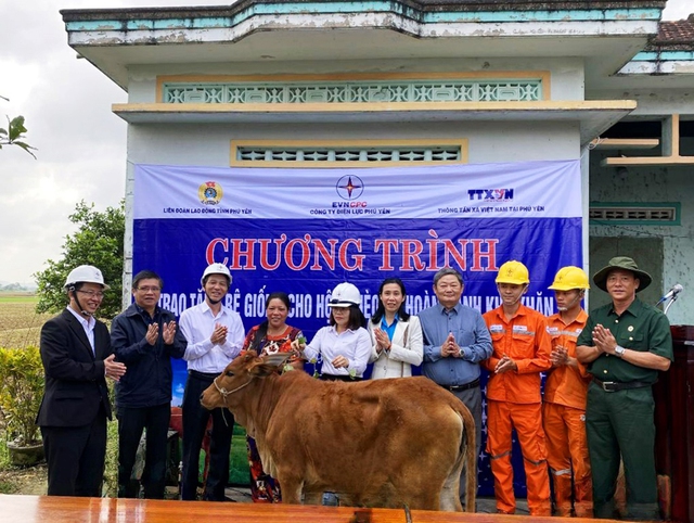 PC Phú Yên: Tặng bò giống cho 2 hộ nghèo - Ảnh 1.