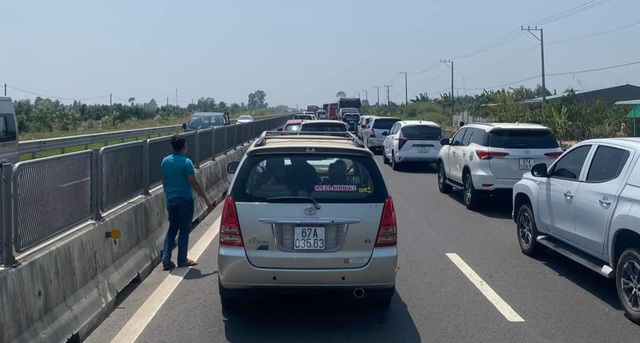 Tai nạn trên cao tốc Trung Lương - Mỹ Thuận: Phụ xế đứt lìa bàn tay - Ảnh 2.
