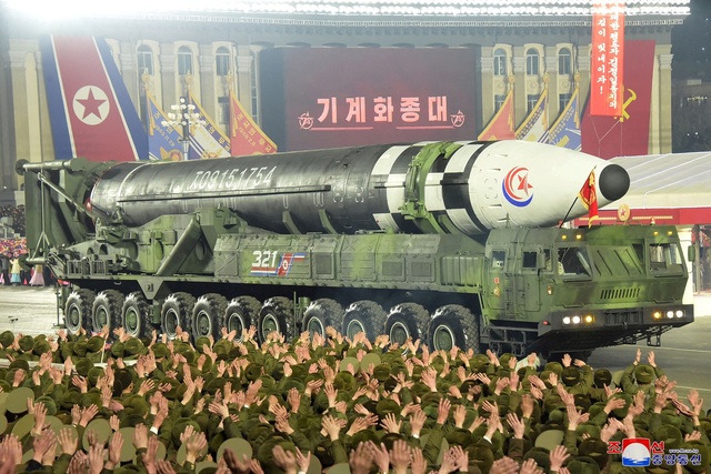 Em gái ông Kim Jong-un ra cảnh báo với Mỹ nếu bắn hạ tên lửa Triều Tiên - Ảnh 1.