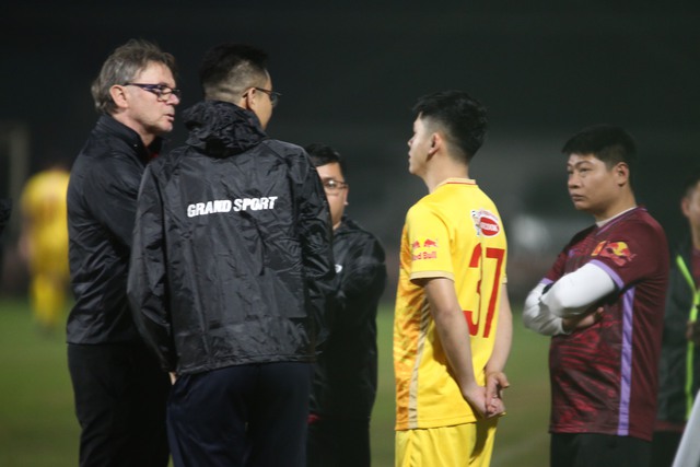 Ông Troussier tiết lộ lý do bất ngờ chia tay 13 cầu thủ U.23 Việt Nam - Ảnh 1.