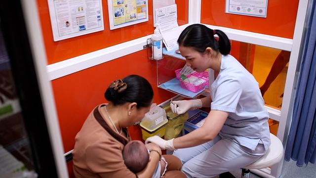 Trẻ dưới 24 tháng tuổi cần được tiêm đủ các vaccine theo khuyến cáo (Ảnh: FV)