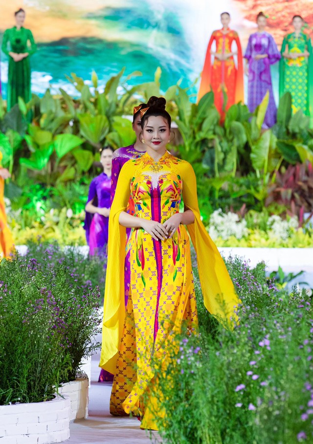 Chiêm ngưỡng bộ sưu tập áo dài dát vàng “Suối nguồn” của NTK Đỗ Trịnh Hoài Nam - Ảnh 11.