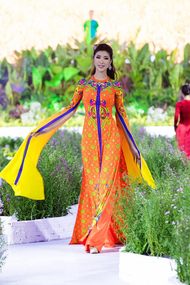 Chiêm ngưỡng bộ sưu tập áo dài dát vàng “Suối nguồn” của NTK Đỗ Trịnh Hoài Nam - Ảnh 12.