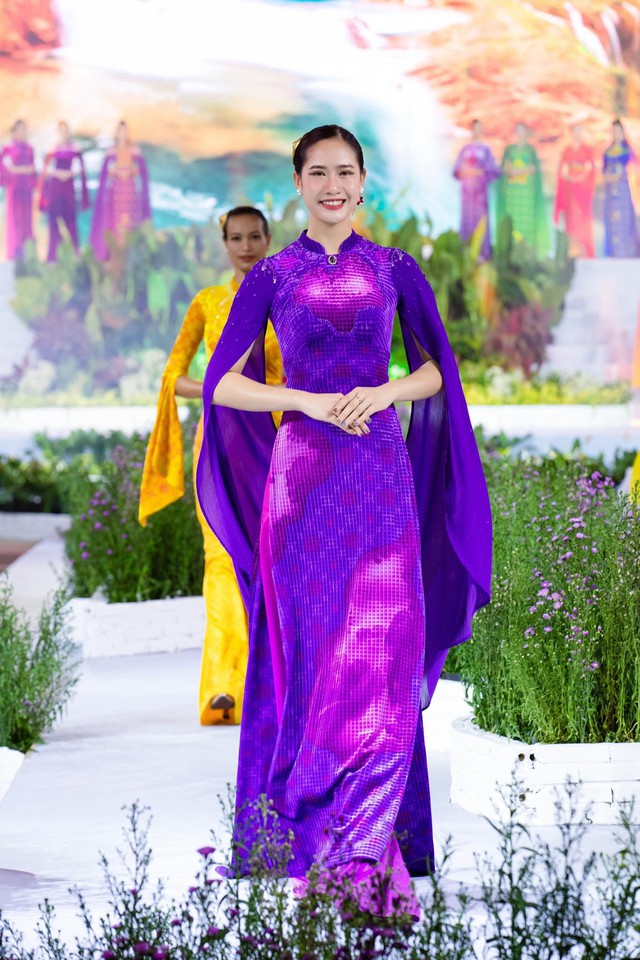 Chiêm ngưỡng bộ sưu tập áo dài dát vàng “Suối nguồn” của NTK Đỗ Trịnh Hoài Nam - Ảnh 14.