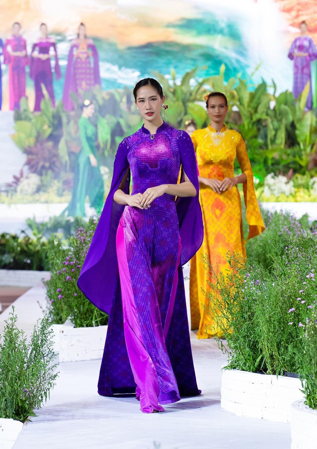 Chiêm ngưỡng bộ sưu tập áo dài dát vàng “Suối nguồn” của NTK Đỗ Trịnh Hoài Nam - Ảnh 2.