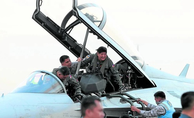 Tổng thống Philippines lái tiêm kích thể hiện năng lực tuần tra biển - Ảnh 1.