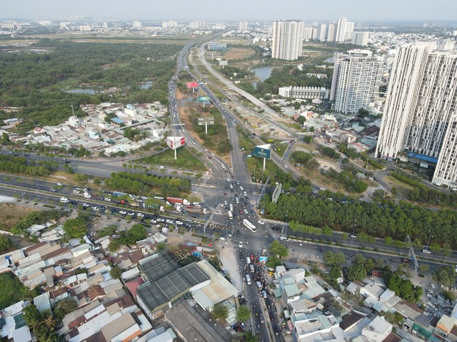 'Mở' cửa ngõ TP.HCM  - Ảnh 1.