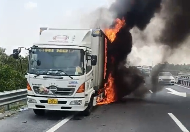 Xe tải cháy rụi trên đường cao tốc Trung Lương - Mỹ Thuận  - Ảnh 1.